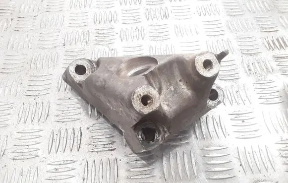 Gearbox mounting bracket