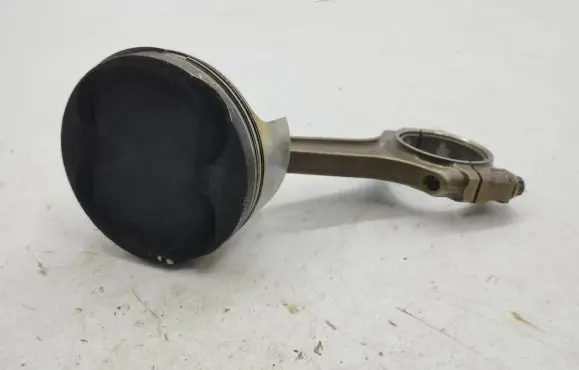 Maserati Quattroporte Piston with connecting rod
