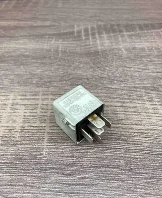 BMW 5 E39 Other relay 1729004 V23134C52X90