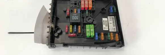 Volkswagen Golf V Relay mounting block 