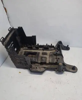 Volkswagen PASSAT CC Battery tray 1K0915325A