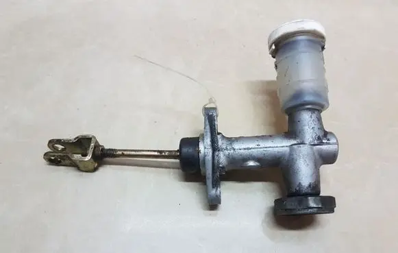 Mitsubishi Pajero Sport I Master brake cylinder