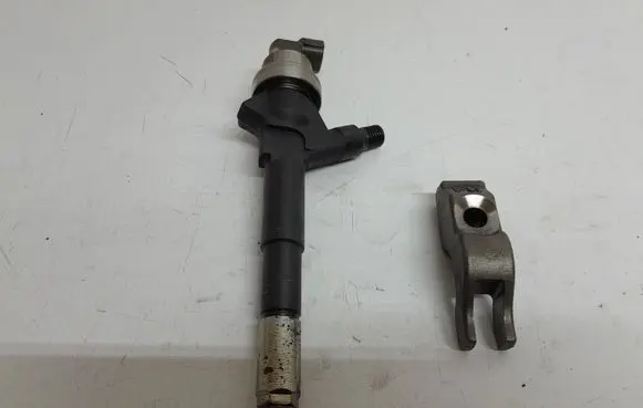 Opel Astra J Fuel injector 55567729