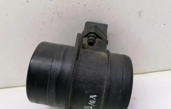 Volkswagen Touran I Mass air flow meter 0281002461 074906461B