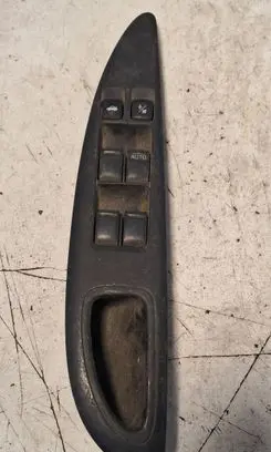 Nissan Primera Electric window control switch 25401AV660 C8DD701N 2572M1