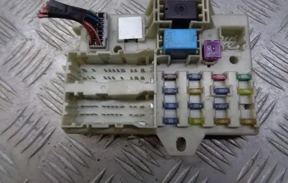 Mazda 6 Fuse box cover