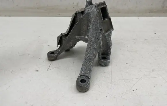 BMW 5 G30 G31 Engine mounting bracket 6861564