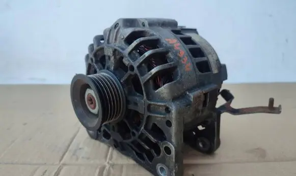 Volkswagen Polo IV 9N3 Generator/alternator 03D903025J