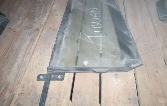 Volkswagen Tiguan Rear vent window glass 5N0845213