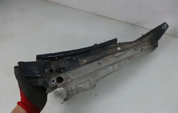 Audi Q7 4L Fender mounting bracket 4L0805157B