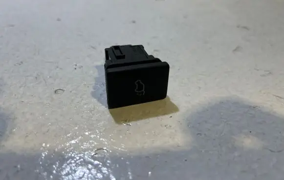 Toyota RAV 4 (XA40) Tailgate/trunk/boot open switch 15B116