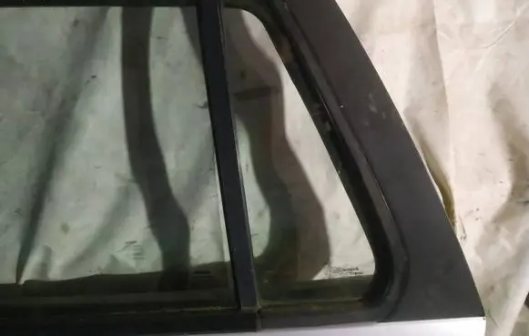 Nissan Primera Rear vent window glass 