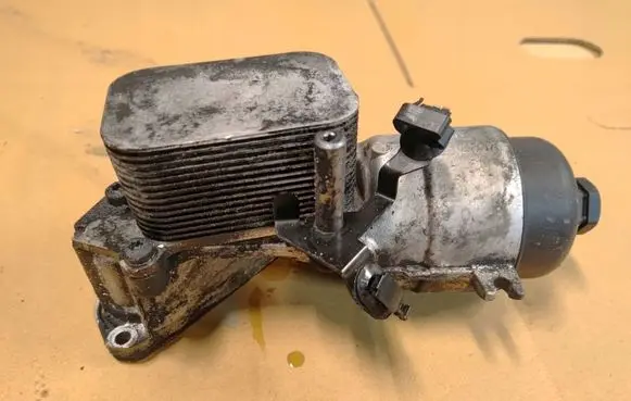 Peugeot 5008 Oil filter mounting bracket