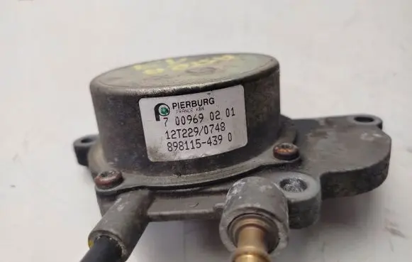 Opel Astra J Vacuum pump 7009690201