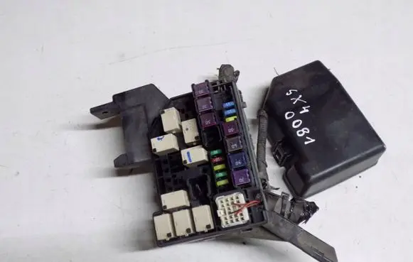 Suzuki SX4 Relay mounting block 79J01
