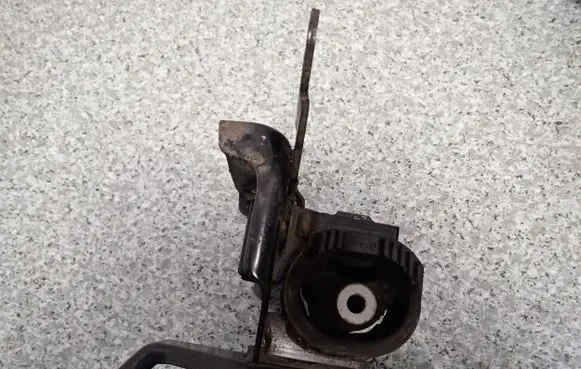 Engine mount vacuum valve