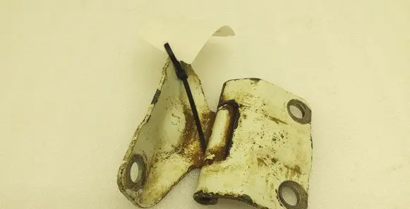 Mitsubishi L200 Tailgate hinge 