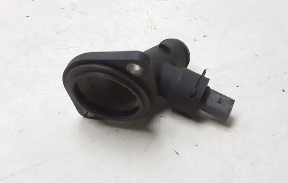 Volkswagen PASSAT B6 Engine coolant pipe/hose 03G121121D