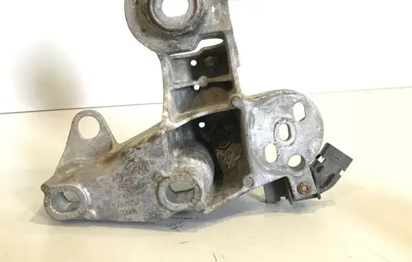 Audi A4 S4 B6 8E 8H Engine mounting bracket 8E0199352