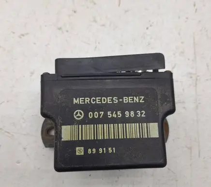 Mercedes-Benz E W124 Glow plug pre-heat relay 0075459832 899151