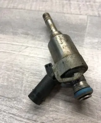Skoda Octavia Mk2 (1Z) Fuel injector 06J133036B