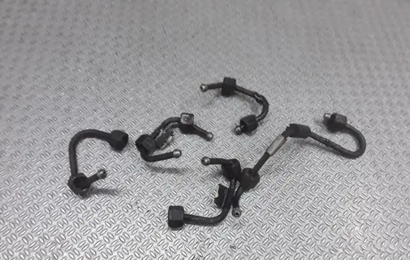 Suzuki Grand Vitara II Fuel injector supply line/pipe 