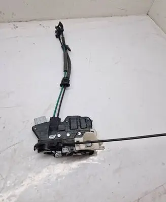 KIA Sorento Front door lock A045777