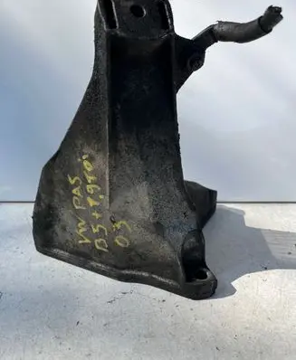 Volkswagen PASSAT B5.5 Engine mounting bracket 8D0199308AB