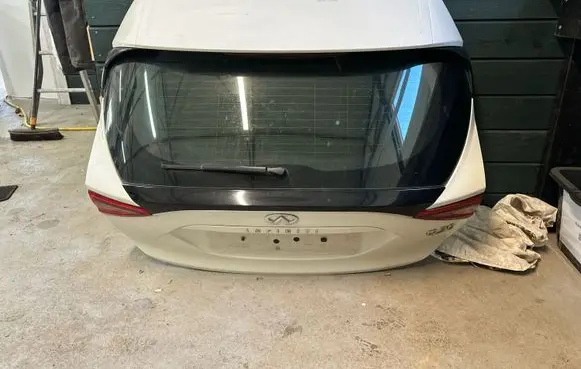 Infiniti Q30 Tailgate/trunk/boot lid
