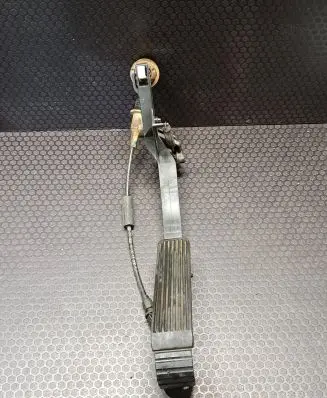 Mercedes-Benz E W210 Accelerator throttle pedal 2103010520