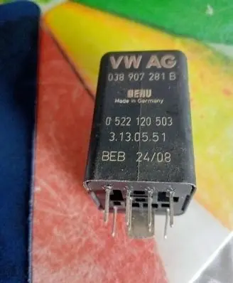 Volkswagen Golf V Glow plug pre-heat relay 038907281B