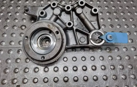 Mercedes-Benz E W124 Oil pump 6031810320