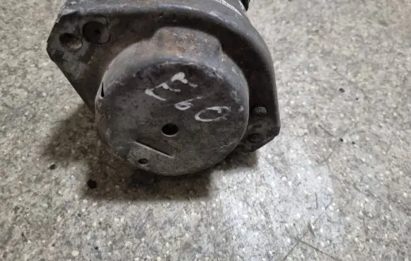 Engine mount bracket