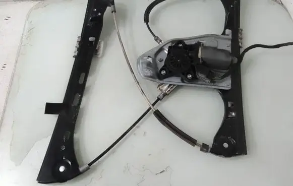 Mercedes-Benz C W203 Front door window regulator with motor 