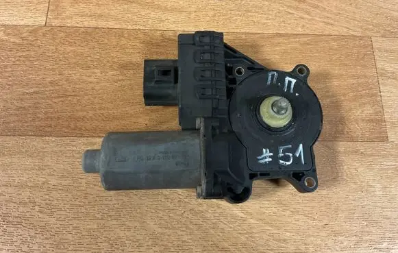 Ford Mondeo Mk III Front door window regulator motor 0130821771