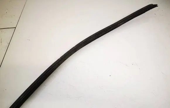 Volkswagen PASSAT B3 Front door glass trim molding 