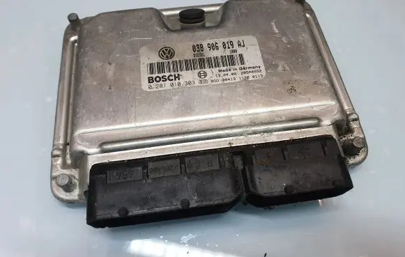 Volkswagen PASSAT B5 Engine control unit/module 038906019AJ 0281010303