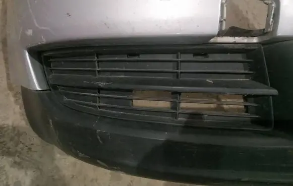 Volkswagen Touran I Front bumper lower grill 
