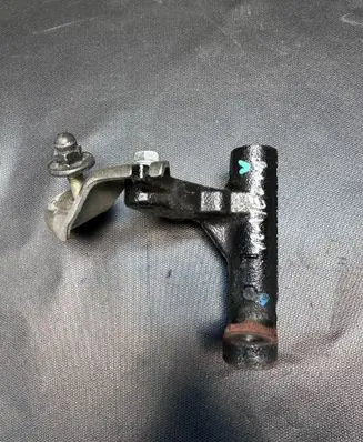Toyota Hilux (AN120, AN130) Engine mounting bracket 94P03