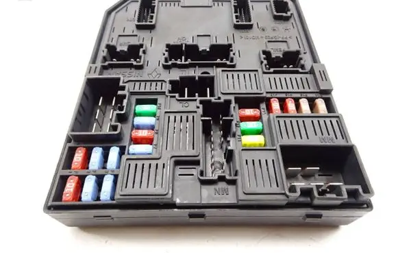 Renault Kadjar Fuse box set 284B69501R 2956459494 5AKC12F01