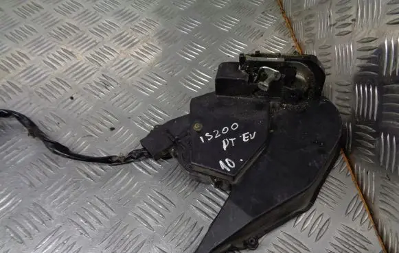 Lexus IS 200-300 Rear door lock