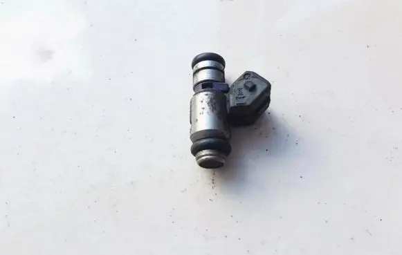 Skoda Octavia Mk1 (1U) Fuel injector IWF023