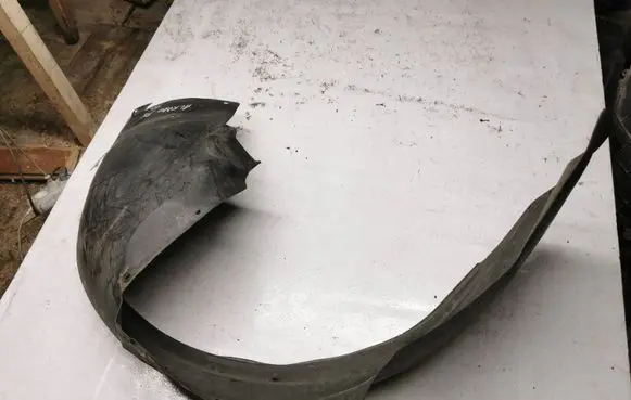 Front wheel arch liner splash guards