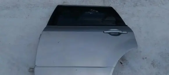 Mitsubishi Outlander Rear door sidabrine
