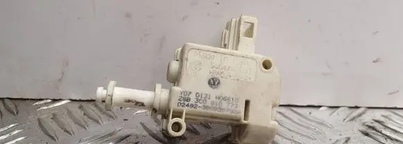 Volkswagen PASSAT B6 Central locking motor 3C0810773