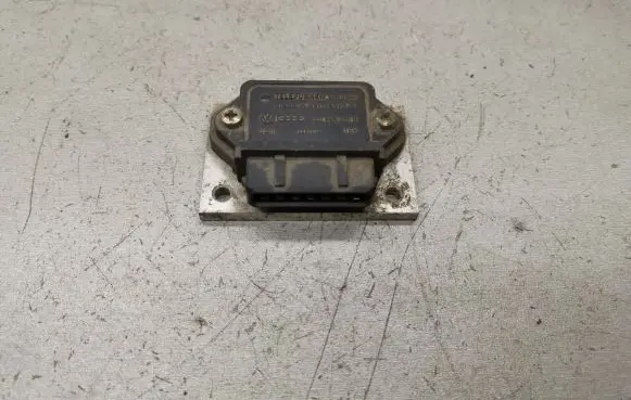 Audi 80 90 S2 B4 Ignition amplifier control unit 211905351D