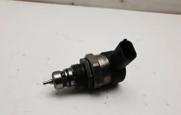 Jaguar XF X250 Fuel pressure regulator 0281006017 35513826 090410