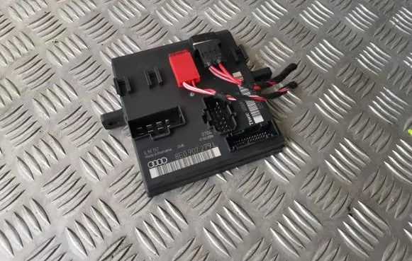Audi A4 S4 B7 8E 8H Comfort/convenience module 8E0907279L