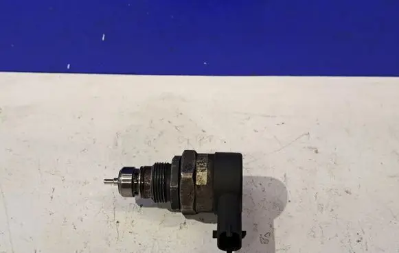 Volvo V70 Fuel pressure sensor 0281002712 30777576