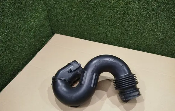 Renault Trafic III (X82) Air intake duct part 165555514R 93451665